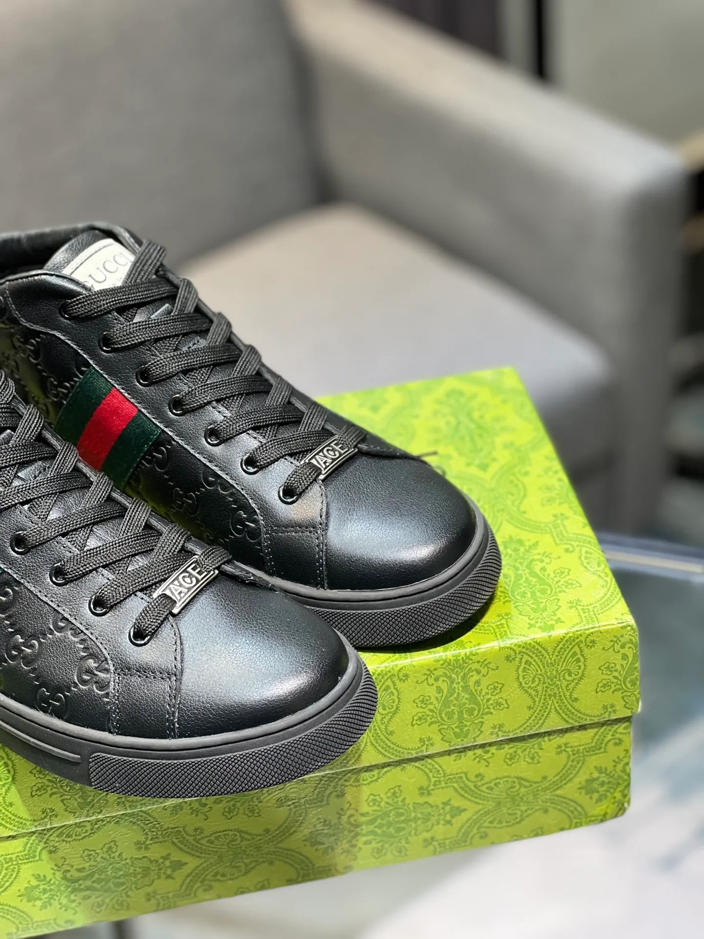 Men's men's shoes 💰460 The new high-top GUCCI (Gucci) counters are launched simultaneously. The new men's shoes, 😘fabrics are selected from imported cowhide, and the lining is sheepskin lining. 👍🏿 High-end ☄️ air-cushion molded anti-slip rubber outsole, exquisite lines, simple and elegant, comfortable and high-end for leisure travel. Code number: 38 to 44 (45 can be customized and cannot be returned or exchanged)